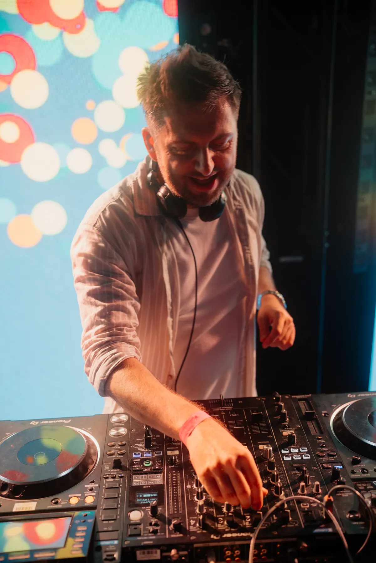 Sommerfest mit Musik4Friends: Feierliche Stimmung, fröhliche Menschen und Musik im Freien.